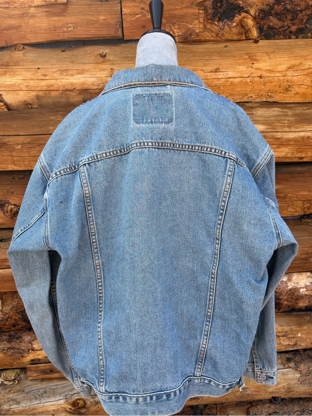 Vintage Levi's Relaxed Trucker Jacket Light Wash Thrashed Size L 2000s Denim - Picture 3 of 13